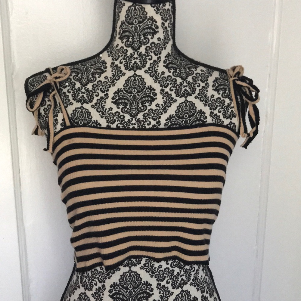 Shoulder tie crop top